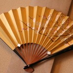 馳走 きむら - 子上がりの壁に掛かっていた扇子