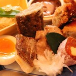 馳走 きむら - 魚は鯛、お肉は鶏、半熟卵に湯葉、柿クリームチーズ、カキフライなど。
