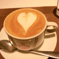 erba - カップの大きさが伝わりにくいけど、かなりたっぷりのカフェラテ。うれしい。