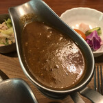 カフェ オールドクロック - マスターの気まぐれカレー(レンコンと山芋のスパイスカレー) キャベツのツナ和え(左奥) ピクルス(右奥)