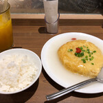 石庫門 - しぶしぶ、ふんわり玉子とライスで天津飯(仮)
            ちゃっかりクーポンでマンゴージュースGET