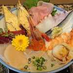 玉寿司 - 玉寿司 ＠北葛西 シャリ少な目でお願いした ランチ 海鮮丼 インスタ映えしそ～なビジュアルも素敵です♪