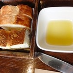 トラットリア・アルベロ - パンとオリーブオイル