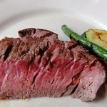 トラットリア・アルベロ - 牛フィレ肉　良い色です。