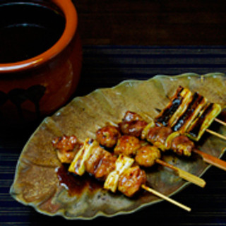 Enjoy fresh Yakitori (grilled chicken skewers) skewered in-house in a relaxing and relaxing atmosphere.