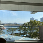 アフタヌーンティー・ティールーム - 横浜ベイブリッジが小さく見えています。
      晴れていて良かった。