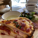 アフタヌーンティー・ティールーム - ソースかけてみました。ちょっと味にアクセントが。