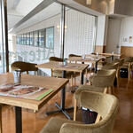 アフタヌーンティー・ティールーム - 窓際には二人がけ、入口近くには四人用のテーブルもあります。