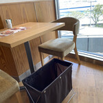 アフタヌーンティー・ティールーム - 二人がけのお席でも、荷物入れを用意して下さっているので、荷物が多い女性にはとても有難いです。