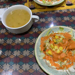 インド・ネパール料理マカル - カレーセットのサラダ。スープはなぜかサービスで出してくれました。