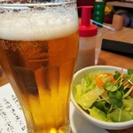 ぎゅう丸 - 料理写真:ビールとミニサラダ