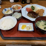 お酒と会席料理　居酒屋　三平 - ハンバーグとエビフライの日替わり定食