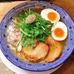 下品なぐらいダシのうまいラーメン屋 - 飛魚だし熟玉そば①