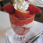 フルーツパーラーフクナガ - ストロベリーパフェ(\900-)