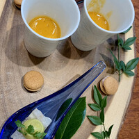 Grand rocher - マカロン風の丸いのは玉ねぎのサブレ
                    中にはベーコンのピューレ
                    レンゲはヒラメの軽い昆布締め
                    間には青リンゴを酢橘でマリネしてプレッセ
                    スープは野菜のうまみたっぷりのミネストローネ