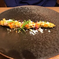 Bekk - 佐賀県産のアスパラのフリット　
                    生ハムとナッツとイクラが乗ってます。
                    豪華な衣装のアスパラさんです。