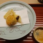 木山 - 小皿のソース。木山さんの「白いウスターソース」です。もはや、定番になりました。