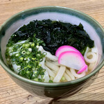 本格手打うどん 麺むすび - ワカメうどん、少なく見えるがそんなこともない。