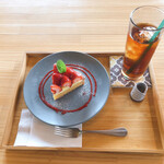 Bella donna - 季節のデザート(この日はイチゴのタルト) 580円
      紅茶(アイス) ドリンクセットのため200円