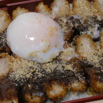 松浦商店 - 半熟卵とすりごまをかけます