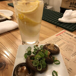 燻製バル けむりば - 氷結果実レモン酎ハイとしいたけ燻製バターしょうゆ
