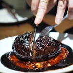 囲炉裏バル カルボ - 国産牛の炭火焼きハンバーグ　赤ワインソース
