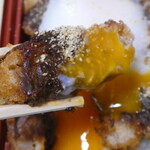 松浦商店 - 黄身に絡めながら食べる味噌カツがまた美味