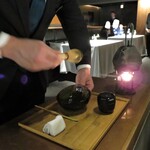 レフェルヴェソンス - ソムリエ様が点ててくださるお薄　楽しい演出です♪