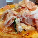 ピッツェリア ジーナキッコ - アップ、焼き色の美しさもピカイチ