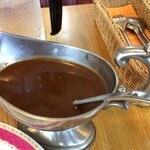 ベンガル亭 - ソースボートに本格カレー