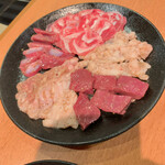 焼肉問屋 牛蔵 - 新鮮ホルモン系5種類盛り合わせ　1,078円