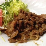 菊富士食堂 - 生姜焼きを頼んだのだが、桃屋の焼き肉の甘いタレ（しかも古めの）がかかった何とも微妙な味。