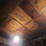 岸田屋 - 天井には魚拓