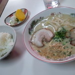 金龍ラーメン - デフォルトの「ラーメン」５００円と「ライス小」１５０円漬物つき