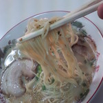 Kinryuuramen - 麺は細麺ｽﾄﾚｰﾄで、断面はｴｯｼﾞのあるｽｸｴｱ形、加水率は中低級