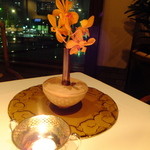 ヘイフンテラス - テーブルに綺麗な生花があります