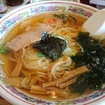 たわらや - 「ラーメン」(¥310-税込)です。やわ麺ですね。昭和30～40年代を感じさせますね。鳴門巻きが2枚というのは珍しいです。白地に桃色の「の」の字が2枚。映(ば)えますね。(笑)