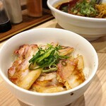 拉麺大公 - 手前が日替わり丼(この日は吊るし焼きチャーシュー丼)、奥が限定の台湾ラーメン