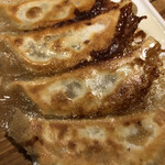 イソガミ餃子バル トマコ - 肉汁餃子。ちょい飲みセットの餃子よりもこちらの方がオススメです。一口で食べないと中からもったいないくらい肉汁が出てきます。