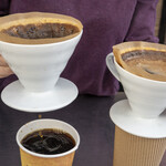 Roast Coach Coffee Bar - 我々のコーヒーを淹れてくれています。