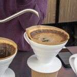 Roast Coach Coffee Bar - ドリンク写真:我々のコーヒーを淹れてくれています。