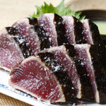 明神丸 - 一番人気の、鰹のワラ焼き塩タタキ