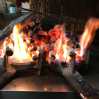 800度焼き上げる当店名物、備長炭使用の【もつ焼き】
