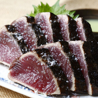 明神丸 - 料理写真:一番人気の、鰹のワラ焼き塩タタキ