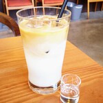 トートコーヒー - アイスカフェラテ500円 トーストモーニングセット150円 バターとバナナのハーフ