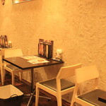 インドレストラン DIWALI - 明るい雰囲気のテーブル席☆