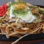 Okonomiyaki Enchan - 熱々の鉄板焼そば。