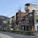 Ikaduchi Udon - 右手前の白い建物がお店。左奥の山が大文字山（五山送り火）