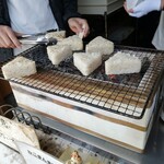 Nakaichi Honten - 12時から発売開始。炭火で焼き上げ、はけで醤油を塗ります