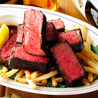 じっくりと仕上げる一品料理のほか、タパスは10種以上をご用意